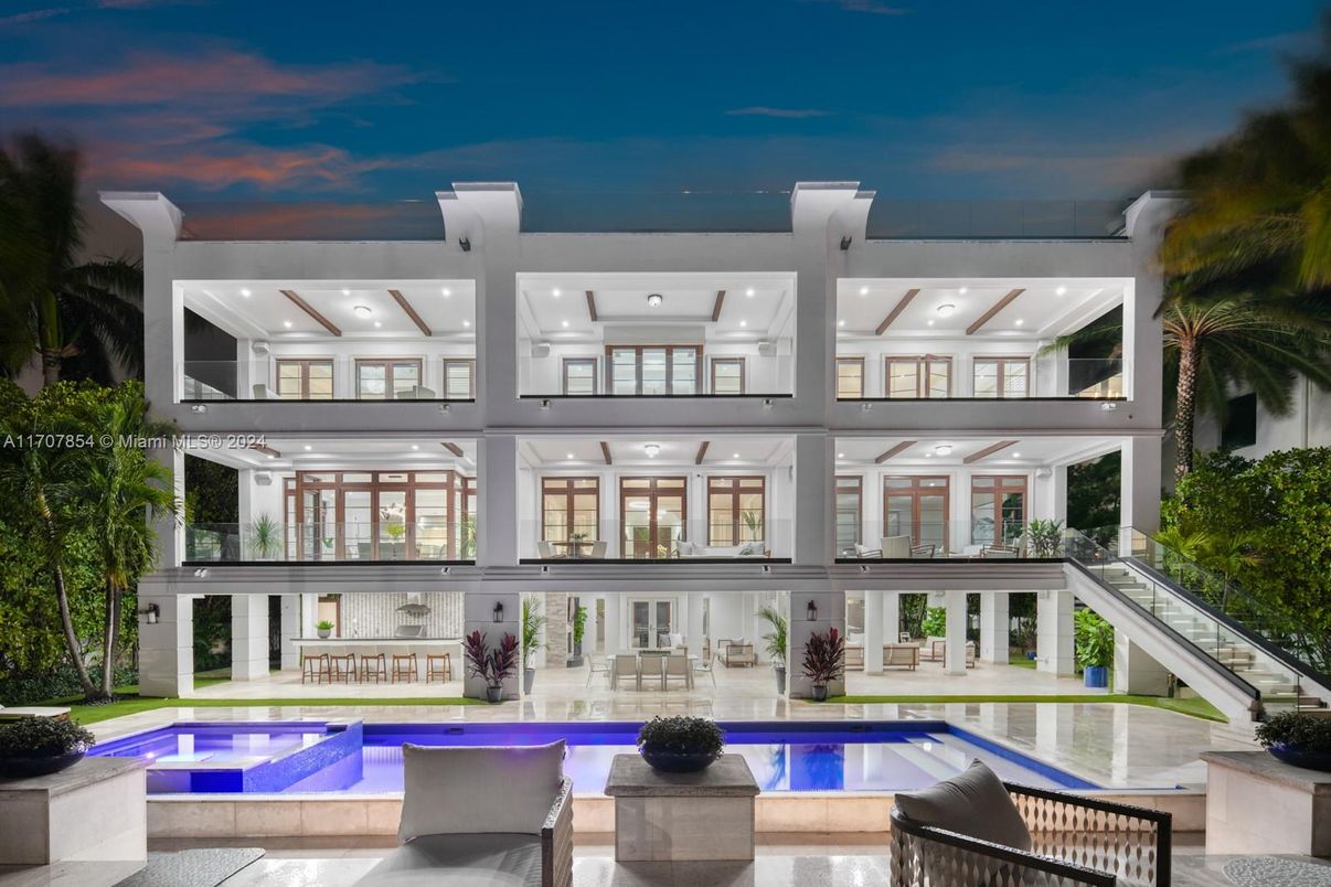 Exterior, Facade, Pool, Modern