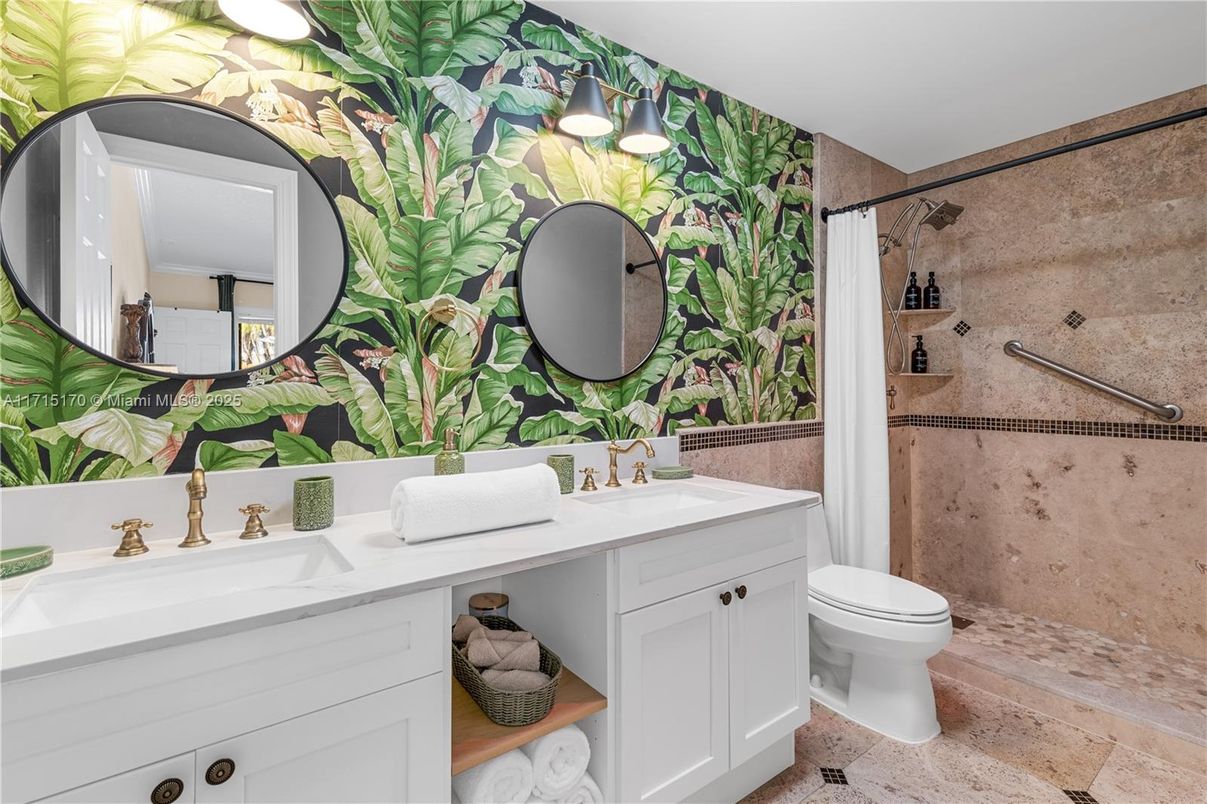 Bathroom, Dual Sink Vanities, Interior