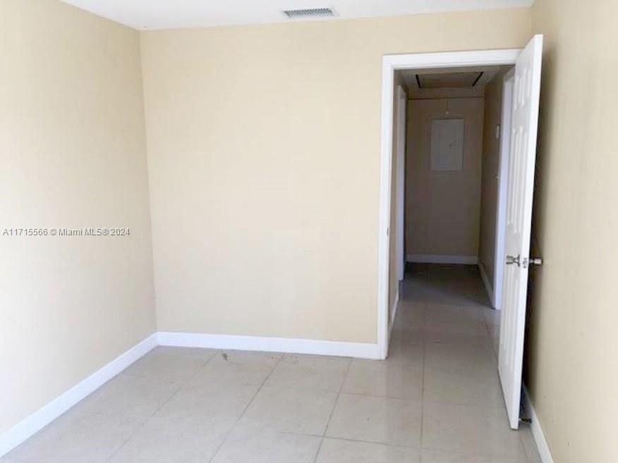 Empty room, Interior