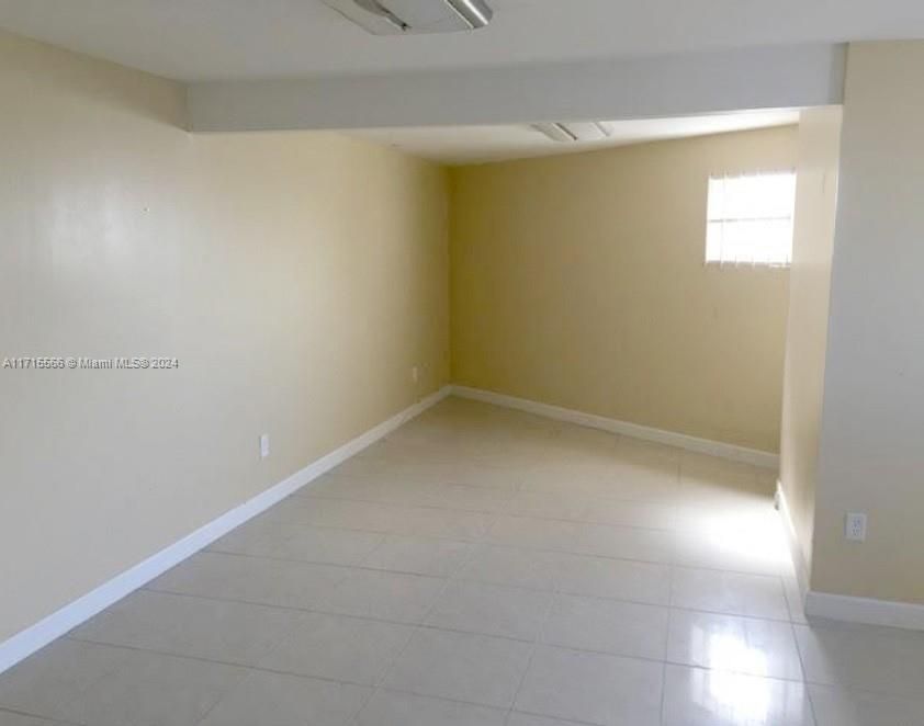Empty room, Interior