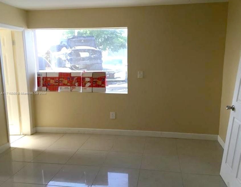 Empty room, Interior