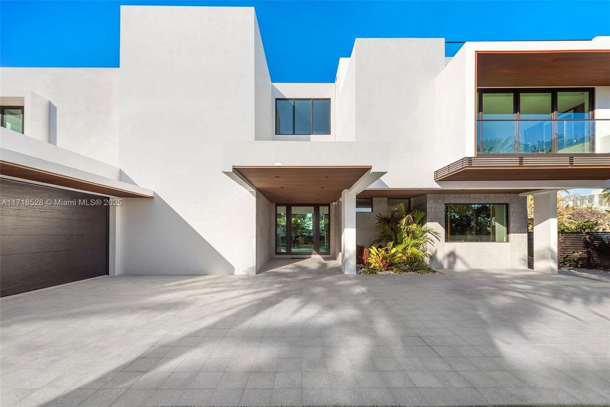 Attached, Exterior, Facade, Modern