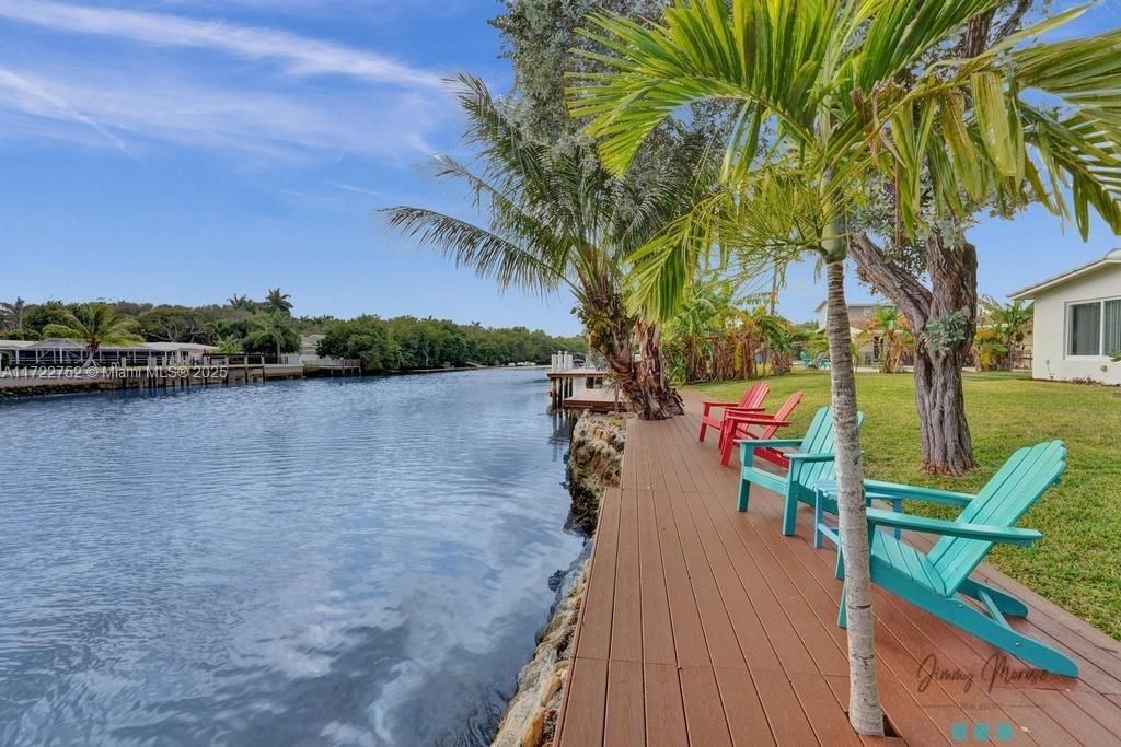 Exterior, Lake