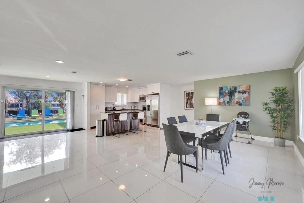 Dining room, Interior, Kitchen, Recessed Lighting, Stainless Steel Appliances