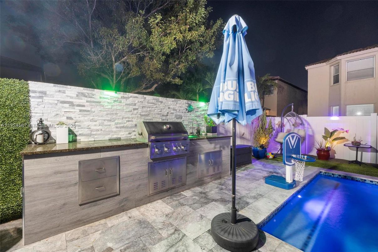 Exterior, Outdoor Kitchen, Pool
