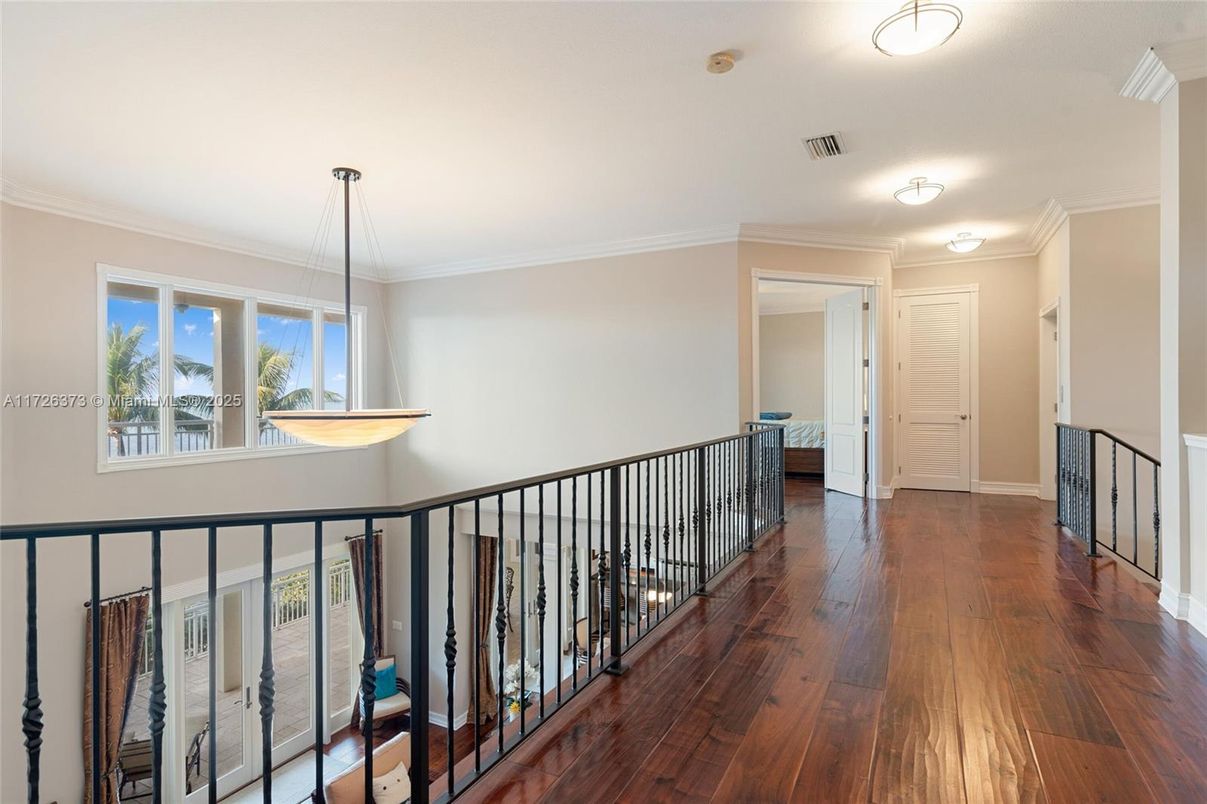 Interior, Pendant Lights, Wood Texture Flooring
