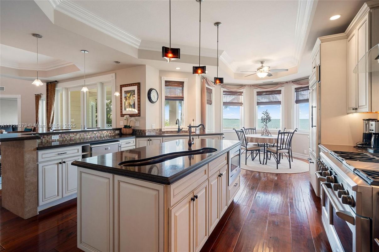 Dining room, Interior, Kitchen, Pendant Lights, Recessed Lighting, Wood Texture Flooring