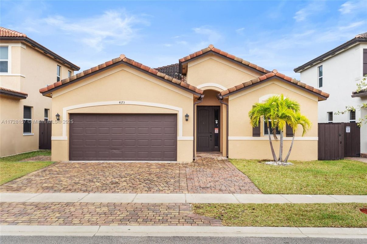 Attached, Exterior, Facade, Spanish Mediterranean