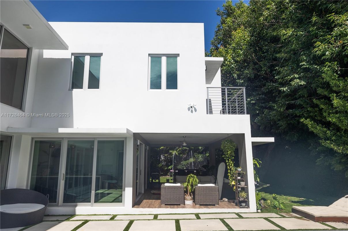 Exterior, Facade, Modern