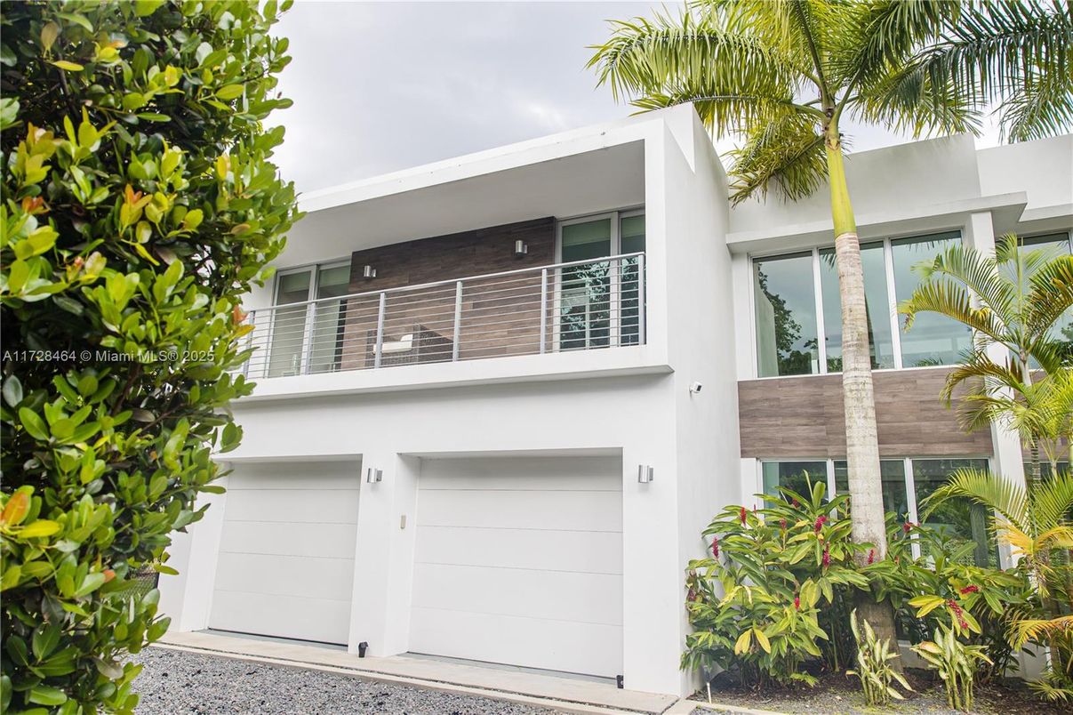 Attached, Exterior, Facade, Modern