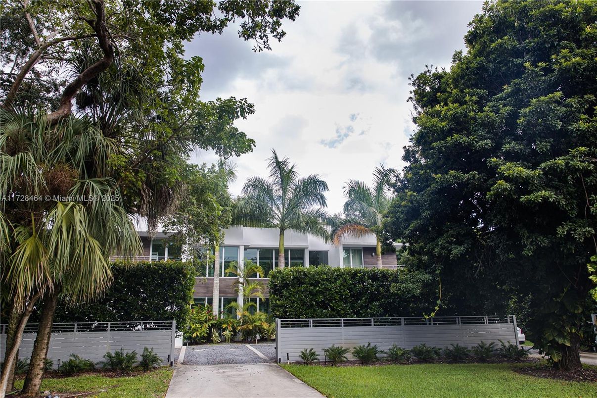 Exterior, Facade, Modern