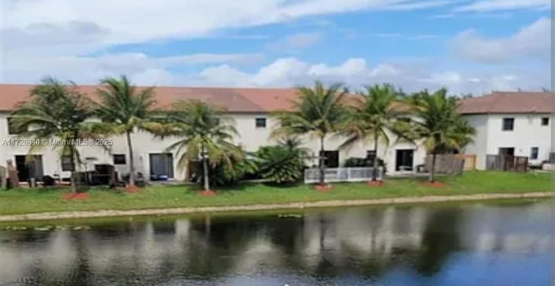 Exterior, Lake