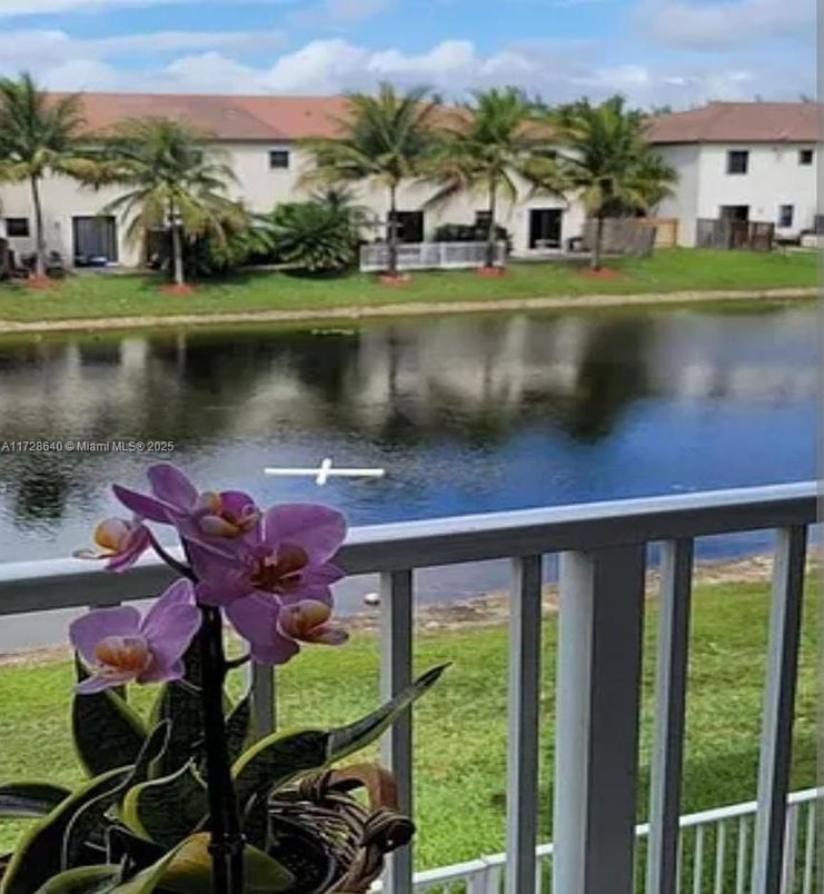 Exterior, Lake