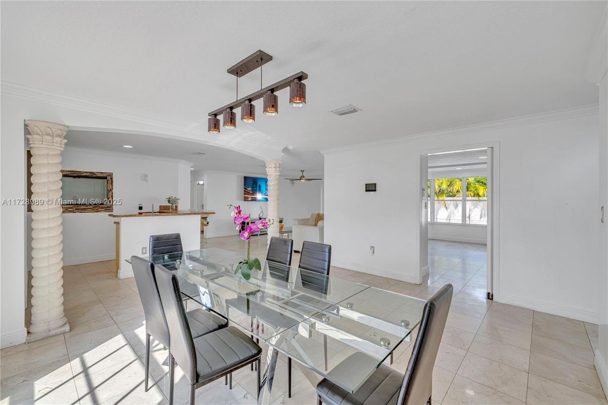 Dining room, Interior, Pendant Lights, Recessed Lighting