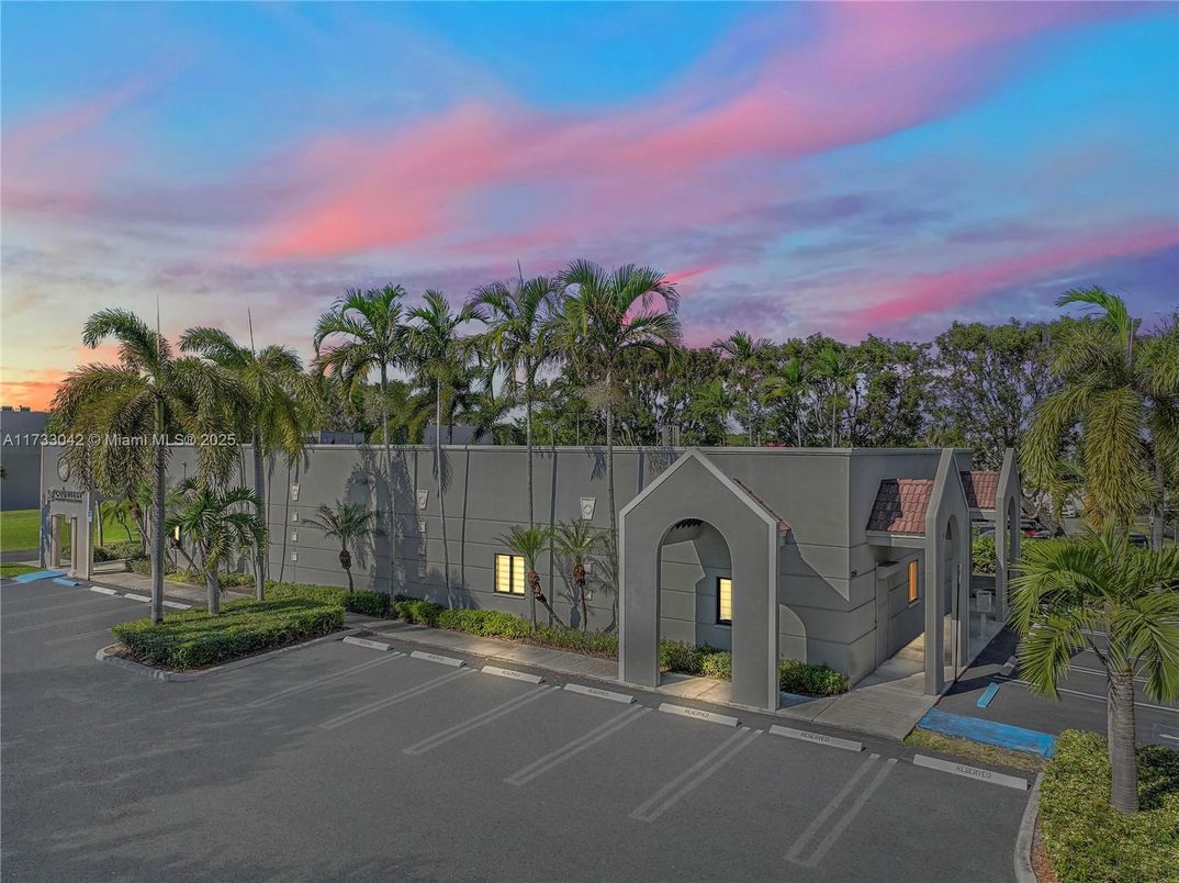 Exterior, Facade, None