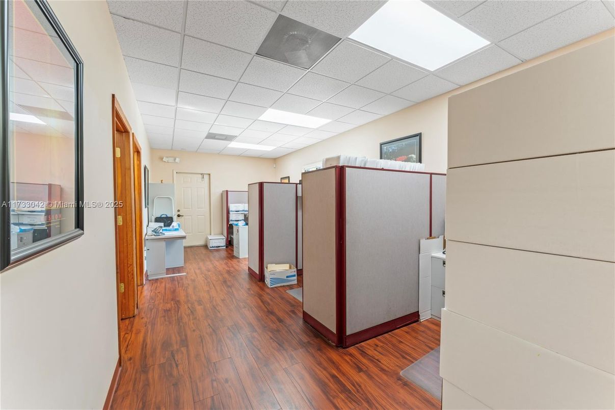 Interior, Recessed Lighting, Washer, Wood Texture Flooring