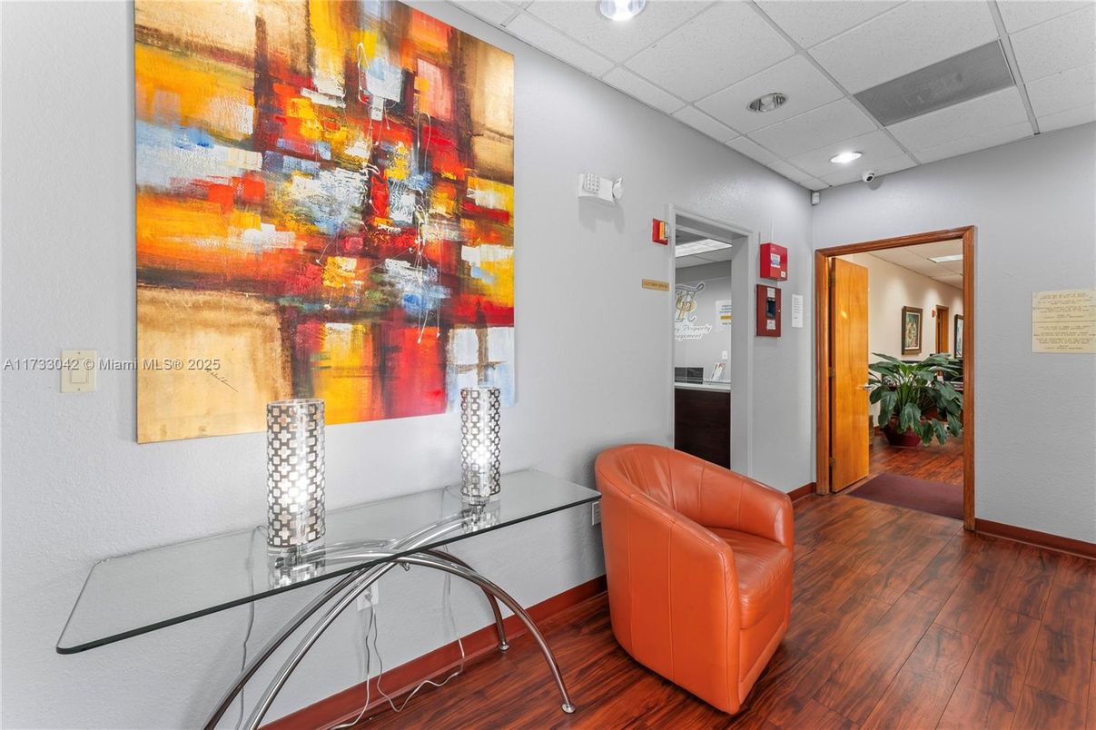 Interior, Recessed Lighting, Wood Texture Flooring