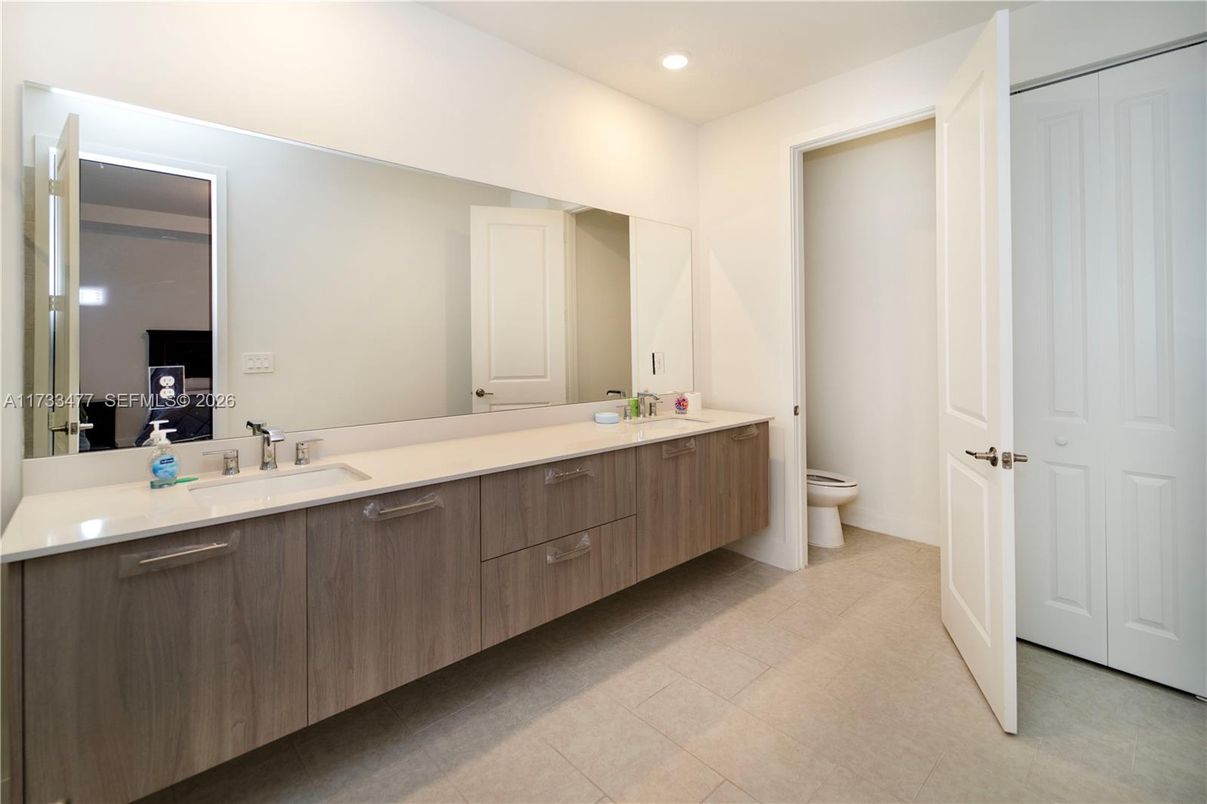 Bathroom, Dual Sink Vanities, Interior, Recessed Lighting