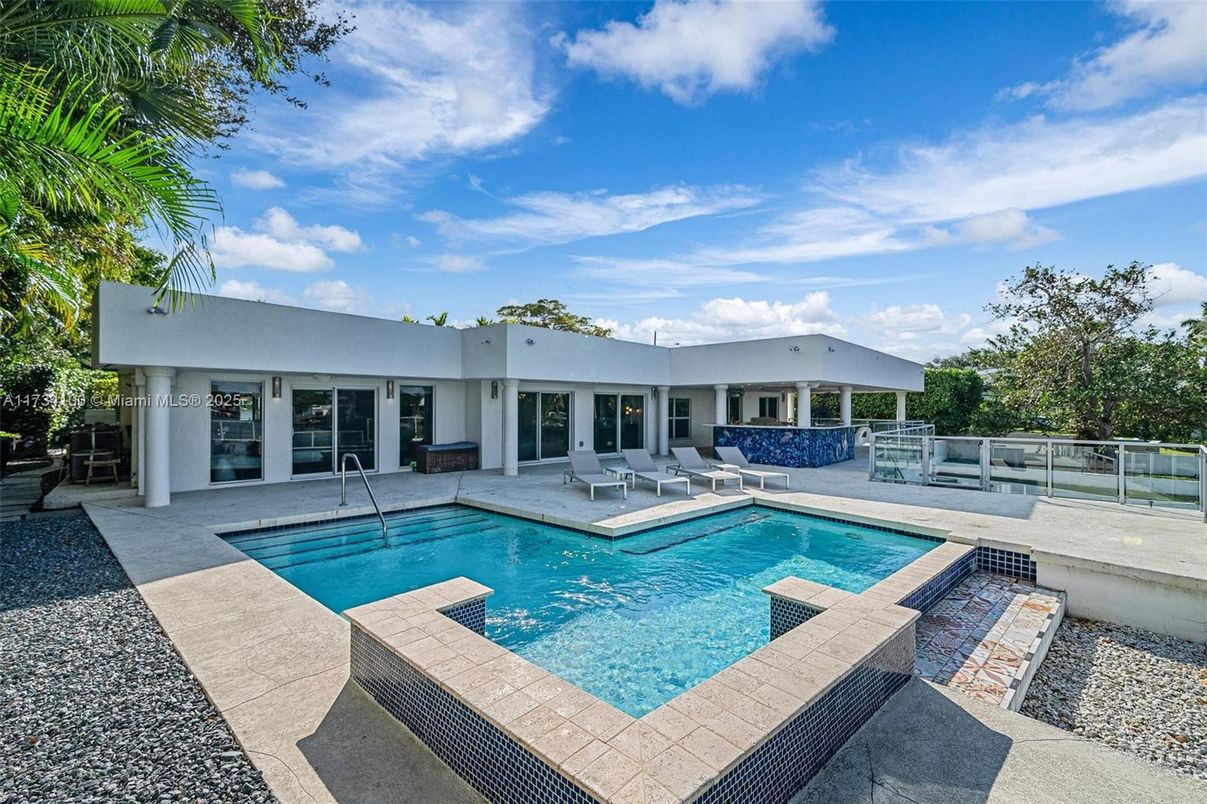 Exterior, Pool
