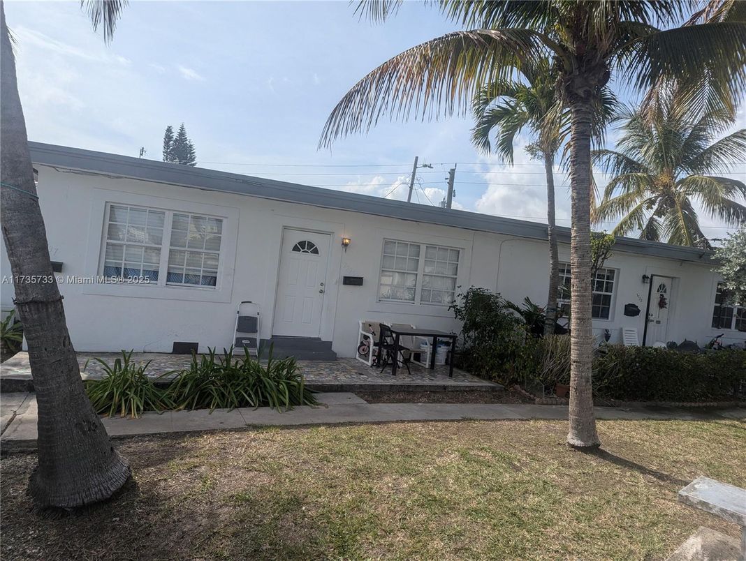 Exterior, Facade, Ranch