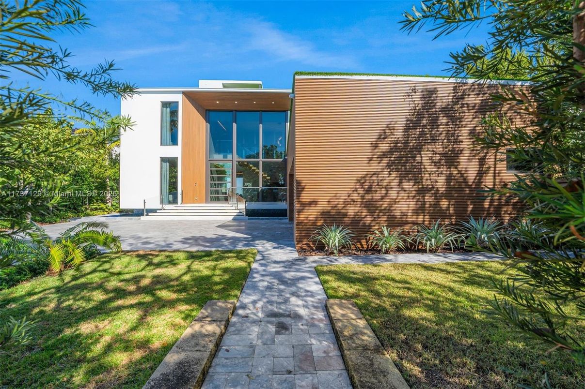 Backyard, Exterior, Facade, Modern