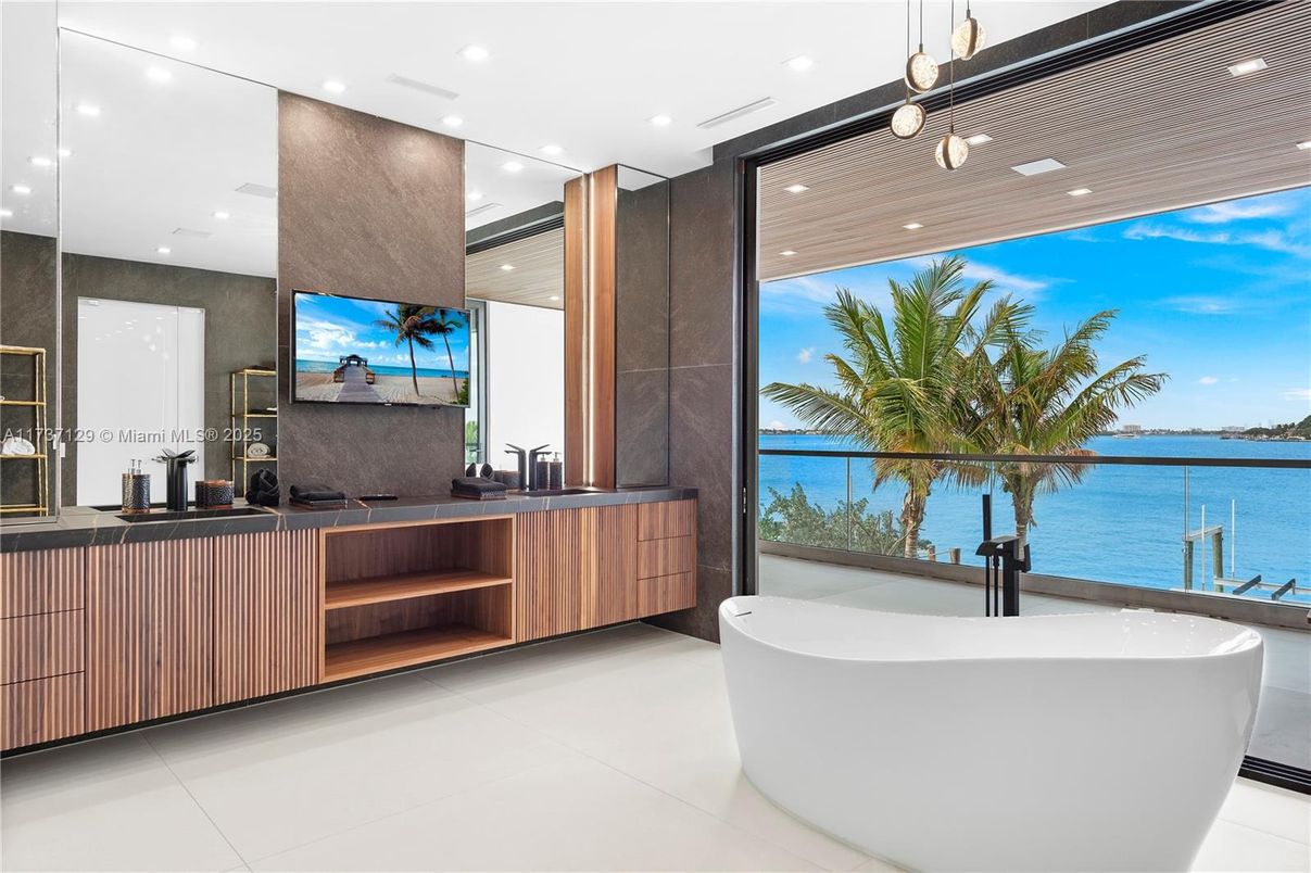 Bathroom, Dual Sink Vanities, Free Standing Baths, Interior, Recessed Lighting, Water