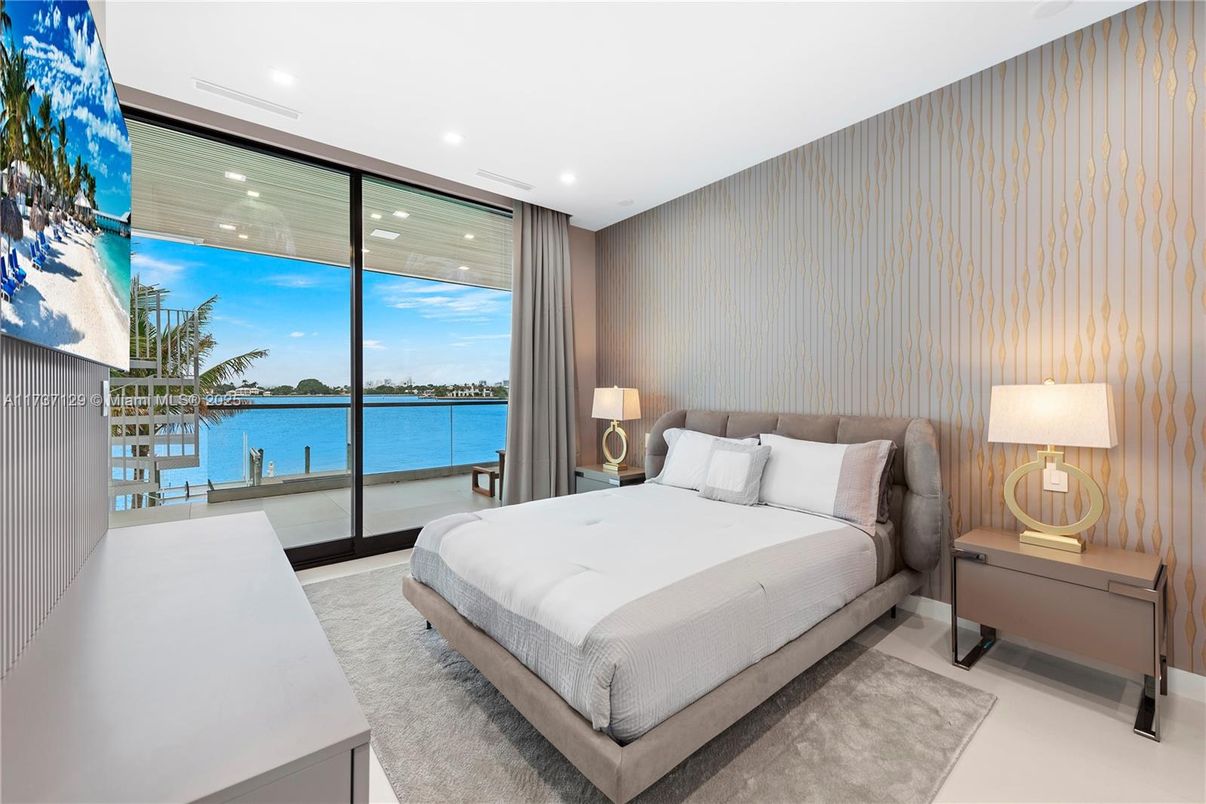 Bedroom, Interior, Recessed Lighting, Water