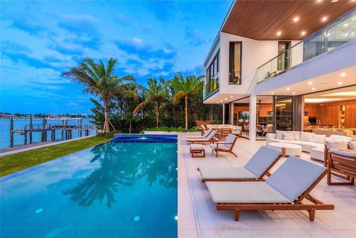 Exterior, Pool, Water