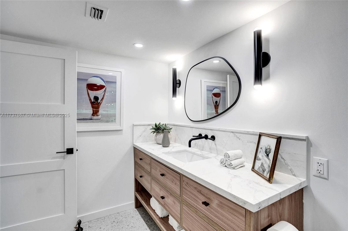 Bathroom, Dual Sink Vanities, Interior, Recessed Lighting