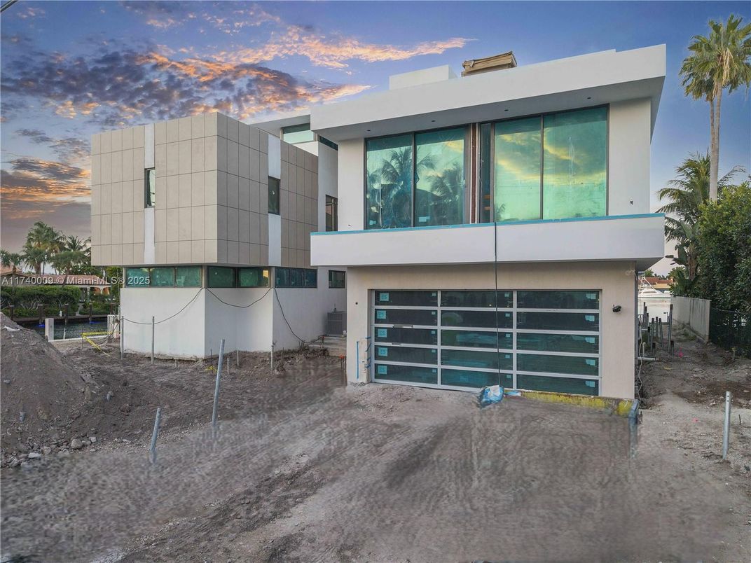 Attached, Exterior, Facade, Modern