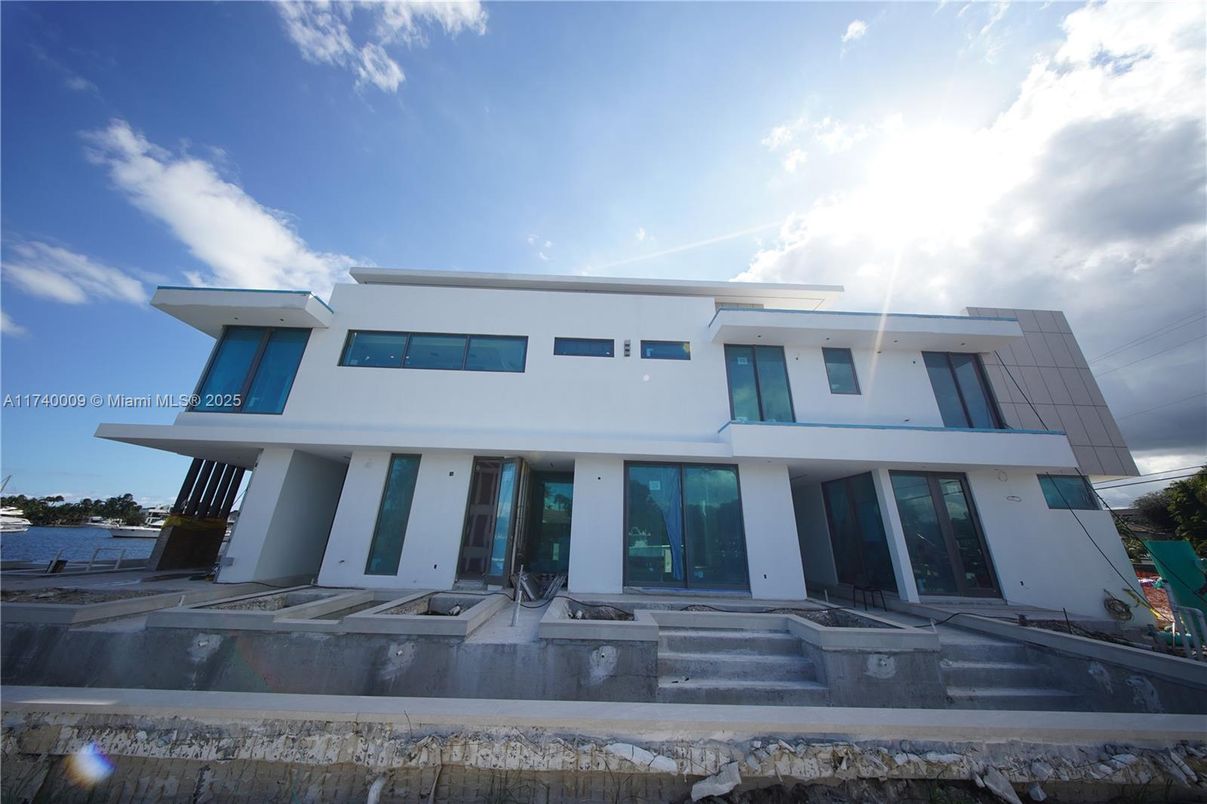 Exterior, Facade, Modern