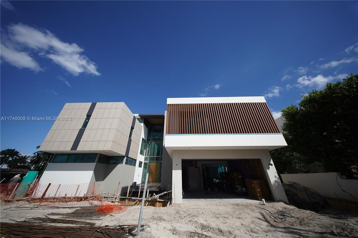 Exterior, Facade, Modern