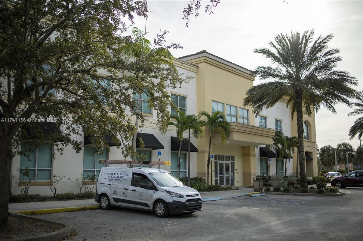 Exterior, Facade, Modern