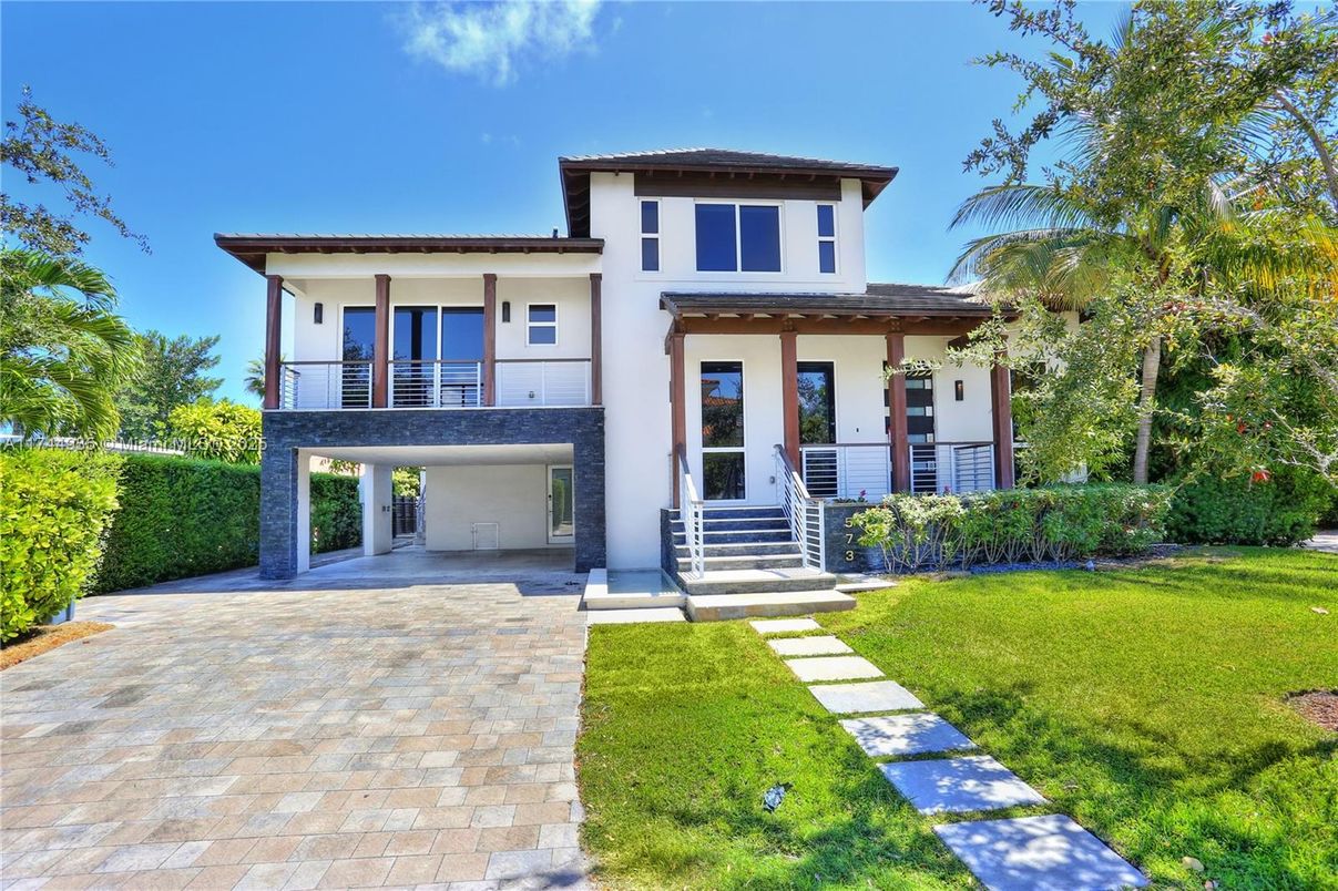 Backyard, Exterior, Facade, Modern