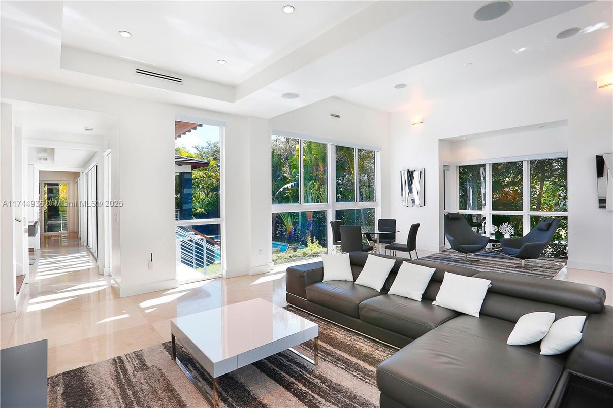 Dining room, Interior, Living room, Recessed Lighting