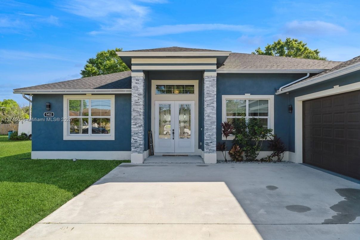 Attached, Exterior, Facade, Ranch