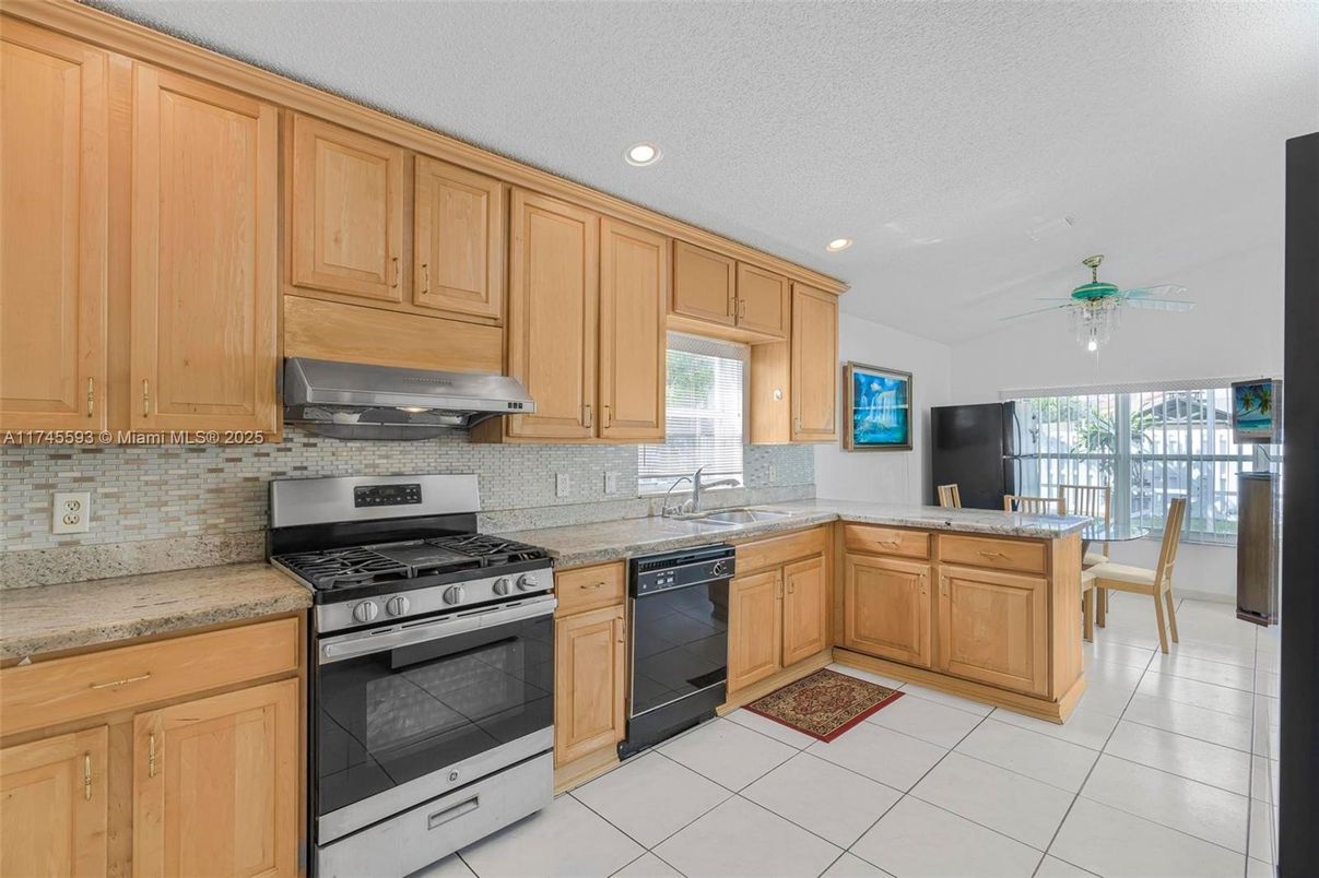 Dining room, Interior, Kitchen, Recessed Lighting