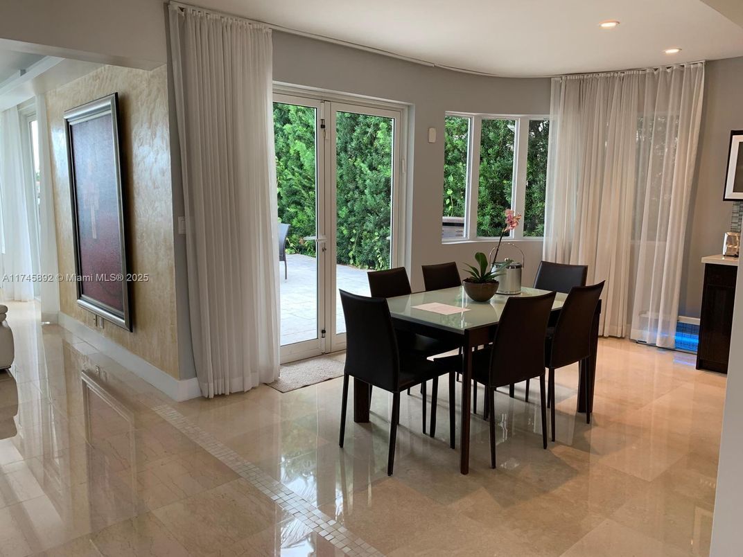 Dining room, Interior, Recessed Lighting