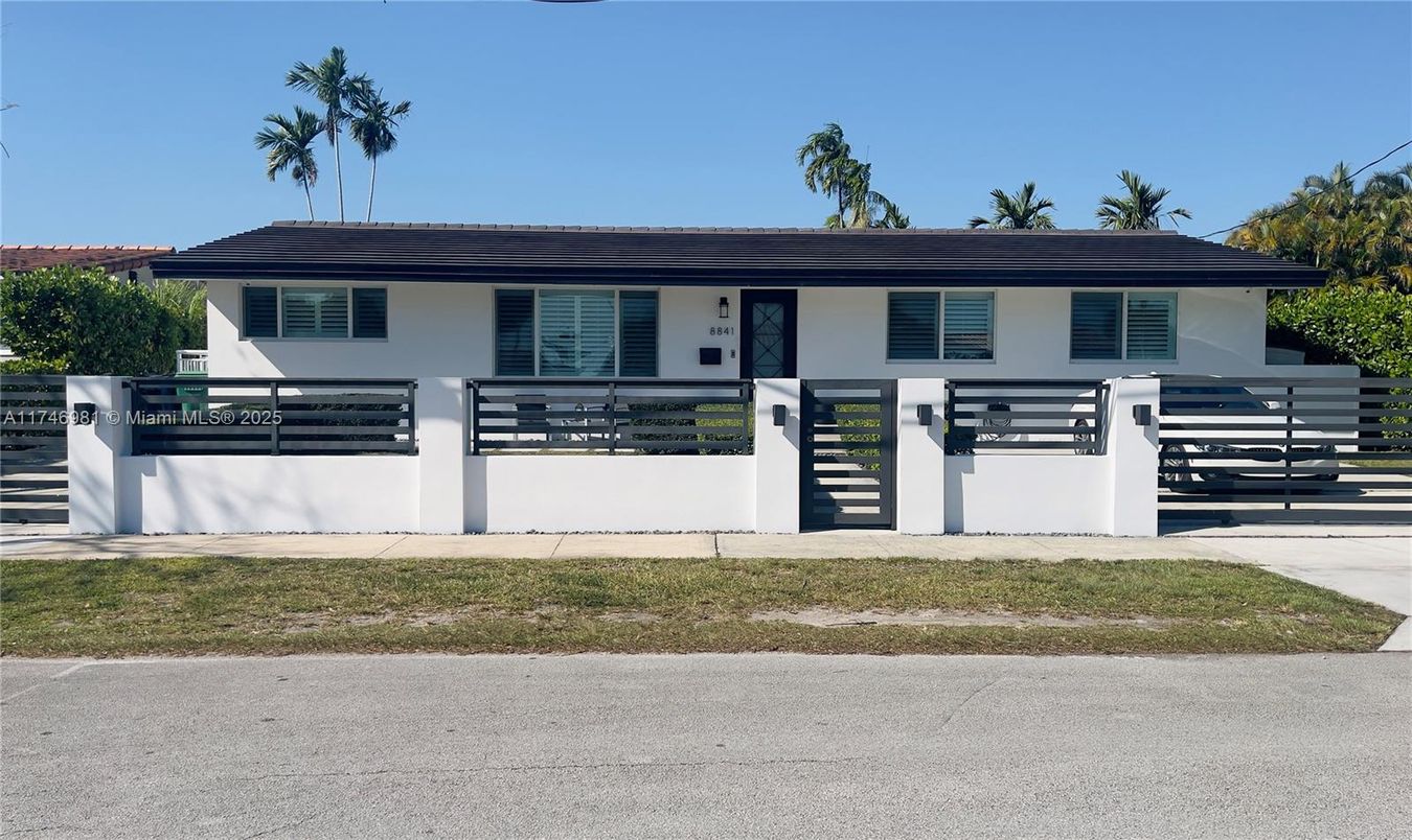 Attached, Exterior, Facade, Ranch