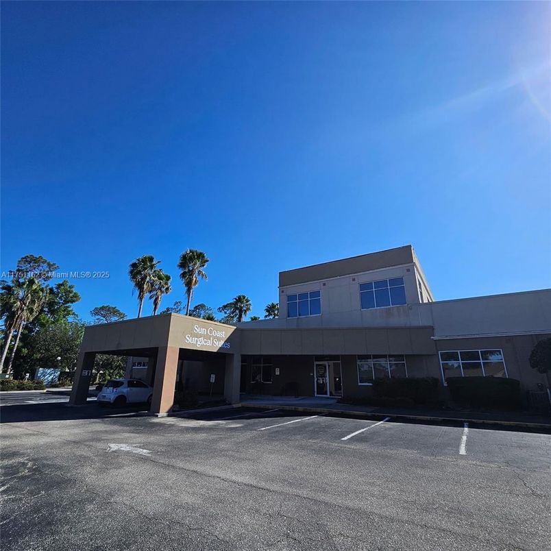 Exterior, Facade, Modern