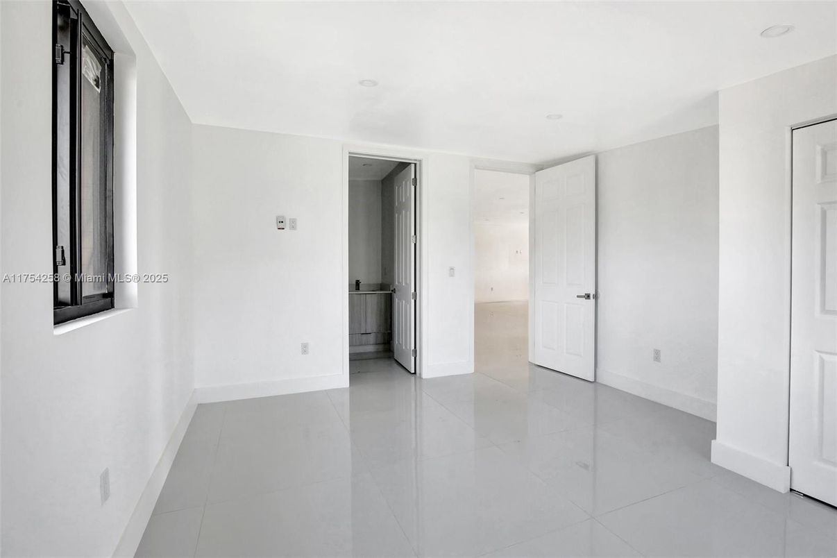 Empty room, Interior