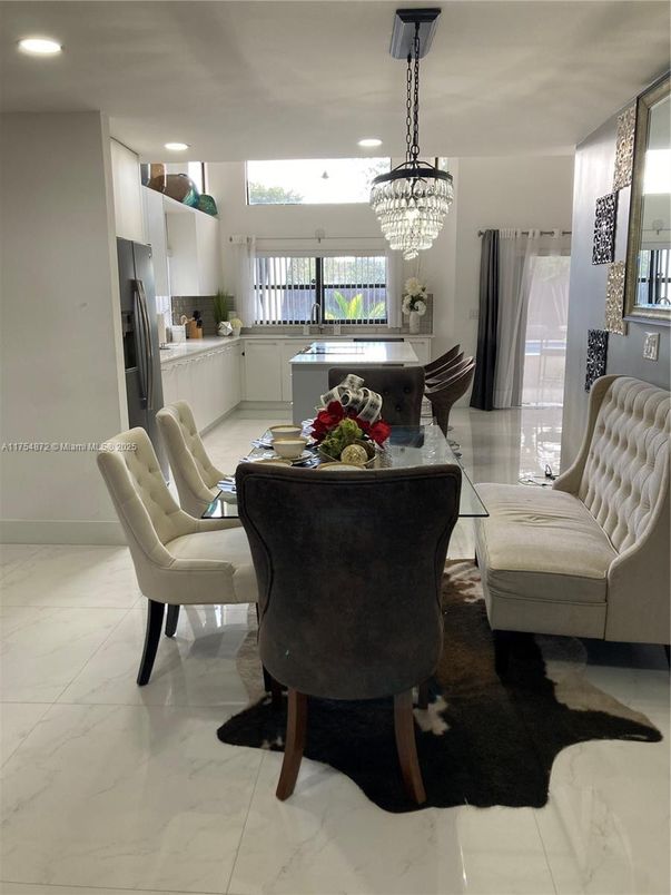 Chandelier, Dining room, Interior, Kitchen, Marble, Recessed Lighting