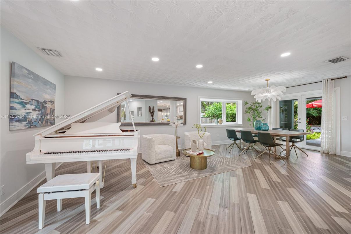 Chandelier, Dining room, Interior, Piano, Recessed Lighting, Wood Texture Flooring