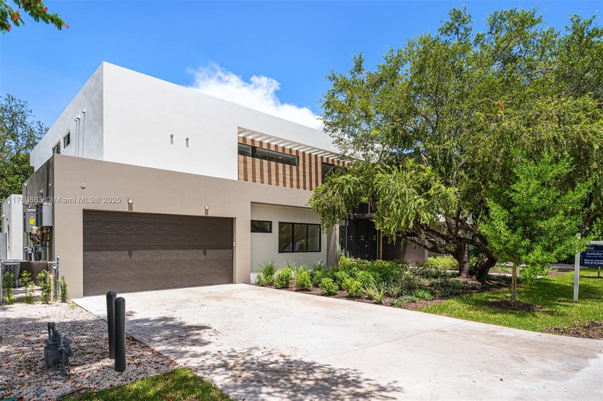 Attached, Exterior, Facade, Modern