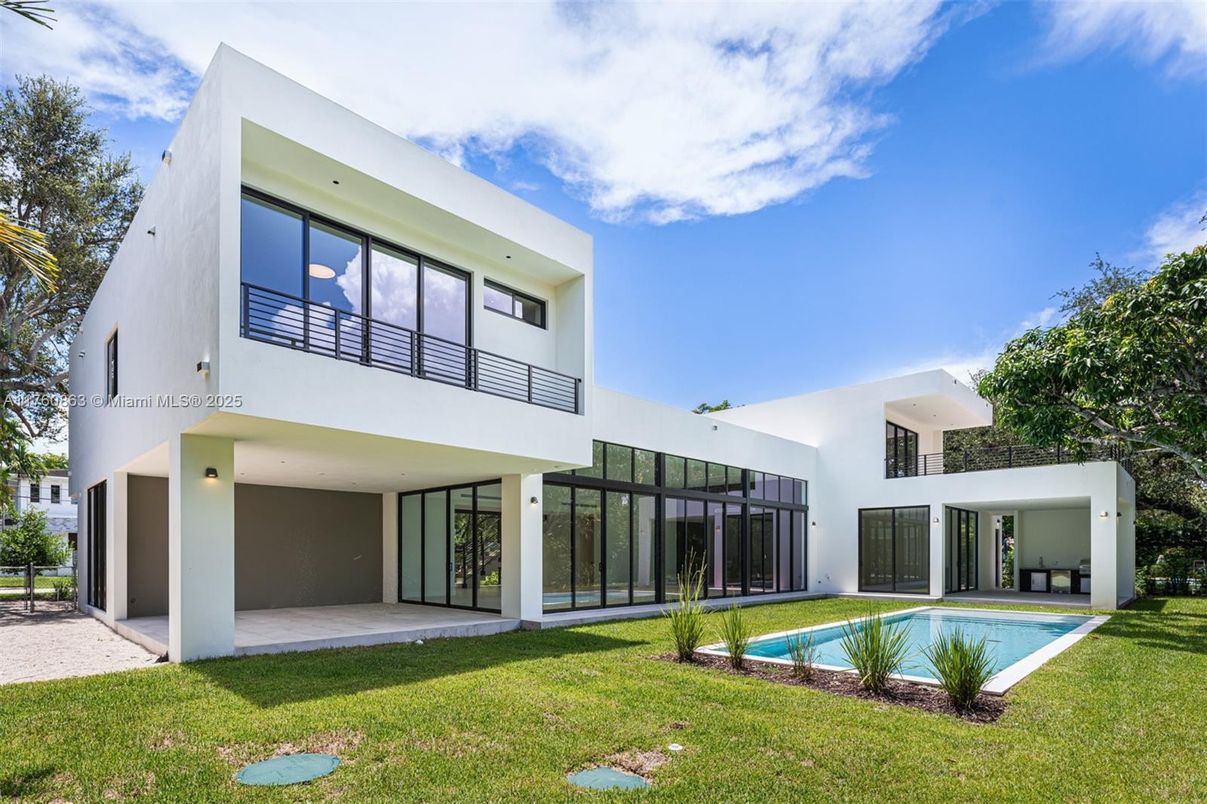 Backyard, Exterior, Facade, Pool, Modern