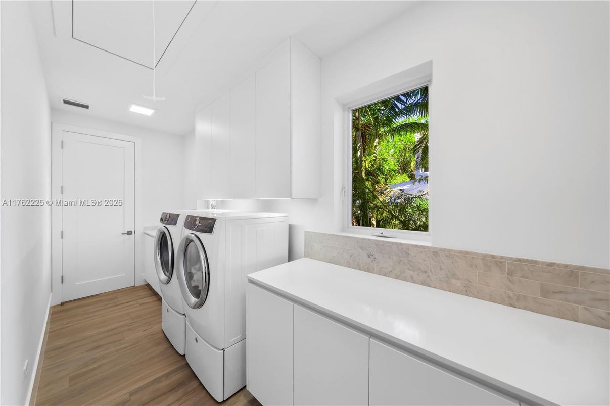 Interior, Recessed Lighting, Washer, Wood Texture Flooring
