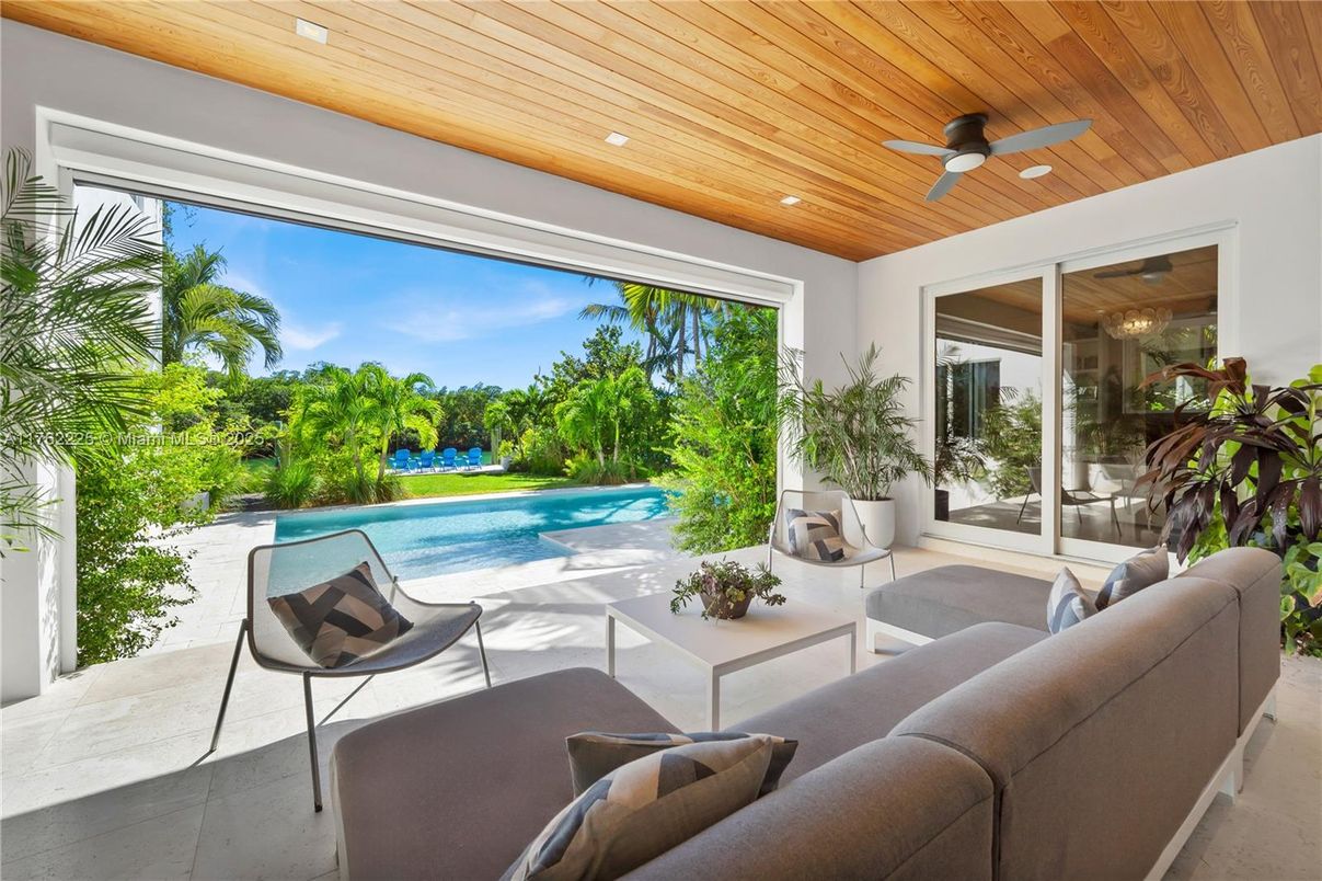 Exterior, Living room, Pool