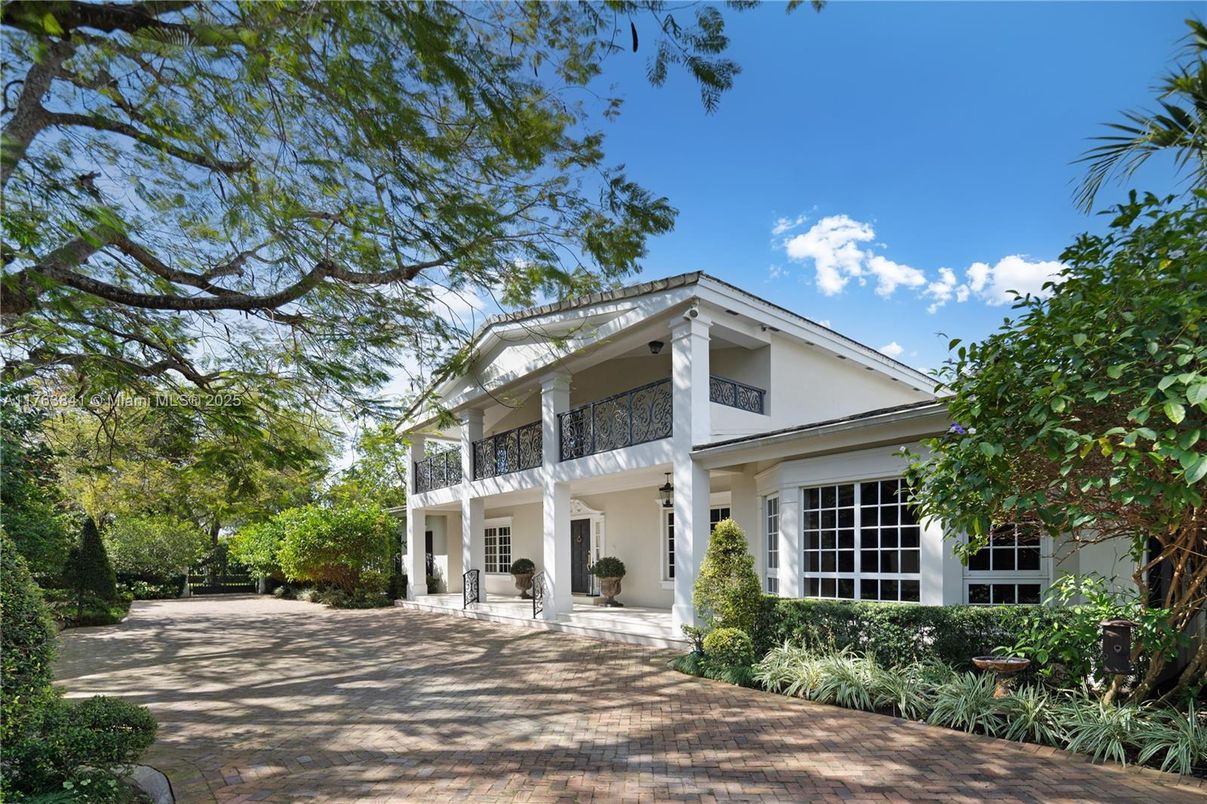 Exterior, Facade, Modern