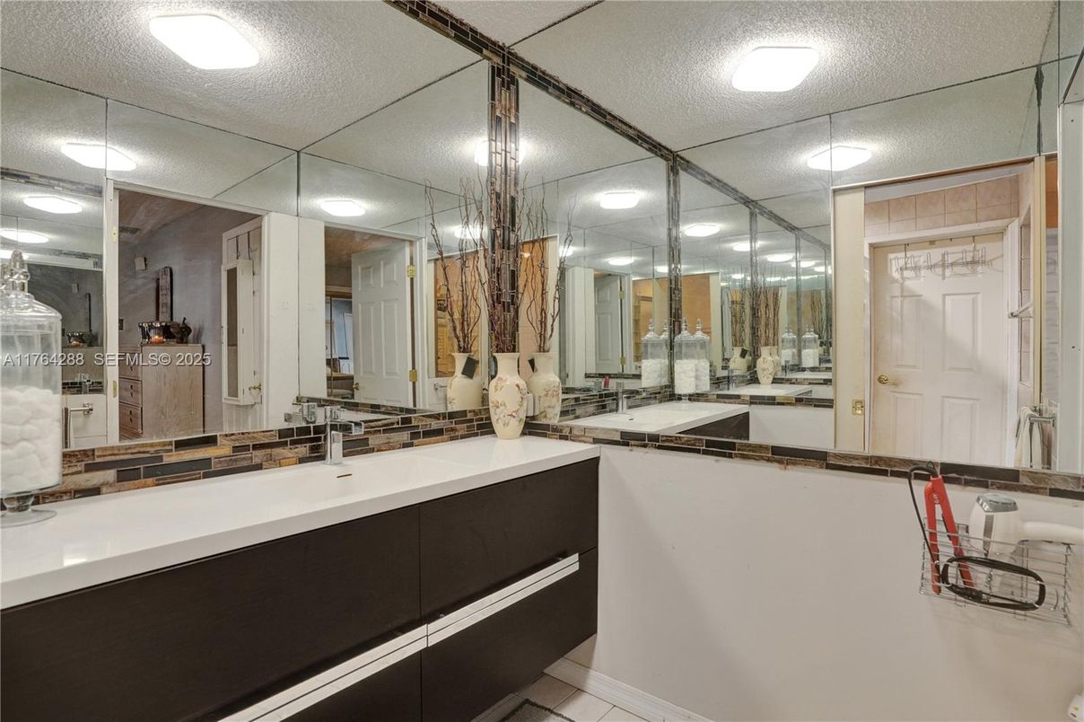 Bathroom, Interior, Recessed Lighting
