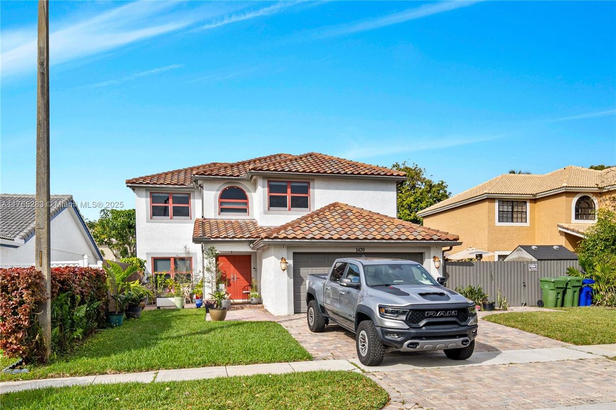 Attached, Exterior, Facade, Mediterranean